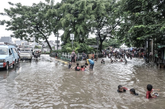 Banjir Lumpuhkan Jalan Jatinegara Barat