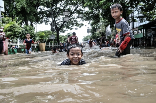 Banjir Lumpuhkan Jalan Jatinegara Barat