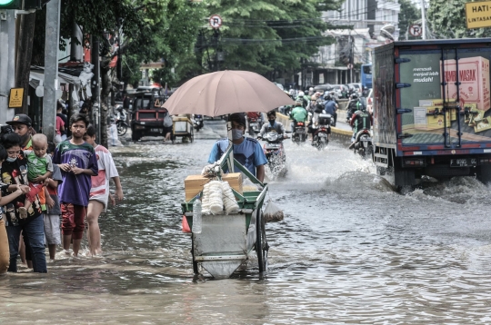 Banjir Lumpuhkan Jalan Jatinegara Barat
