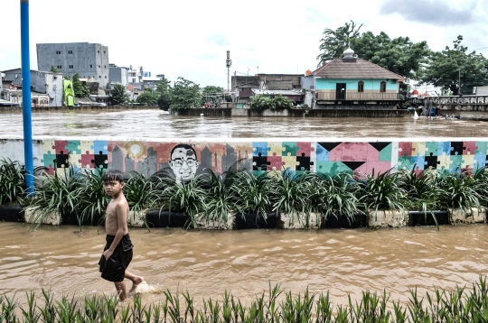 Banjir Lumpuhkan Jalan Jatinegara Barat