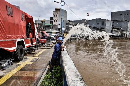 Banjir Lumpuhkan Jalan Jatinegara Barat