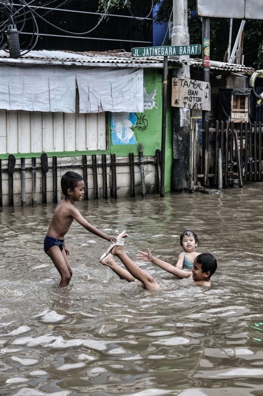 Banjir Lumpuhkan Jalan Jatinegara Barat