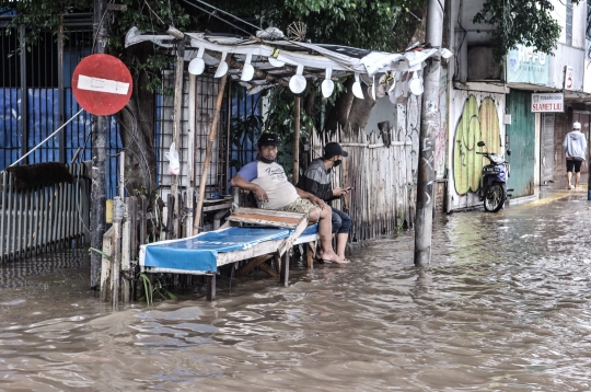 Banjir Lumpuhkan Jalan Jatinegara Barat