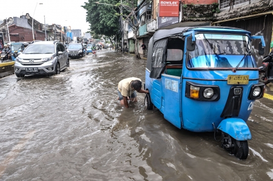 Banjir Lumpuhkan Jalan Jatinegara Barat