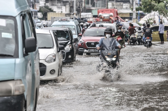 Banjir Lumpuhkan Jalan Jatinegara Barat
