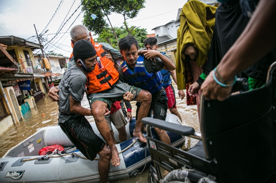 Evakuasi Lansia hingga Anak-Anak Terjebak Banjir di Rawa Jati