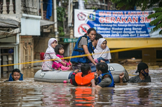 Evakuasi Lansia hingga Anak-Anak Terjebak Banjir di Rawa Jati