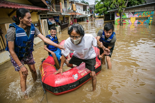 Evakuasi Lansia hingga Anak-Anak Terjebak Banjir di Rawa Jati