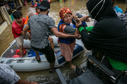 Evakuasi Lansia hingga Anak-Anak Terjebak Banjir di Rawa Jati