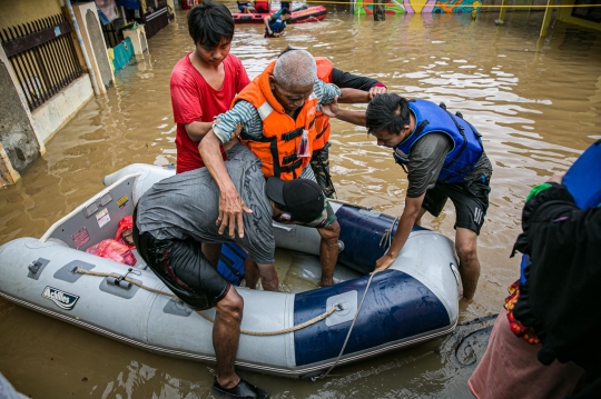 Evakuasi Lansia hingga Anak-Anak Terjebak Banjir di Rawa Jati
