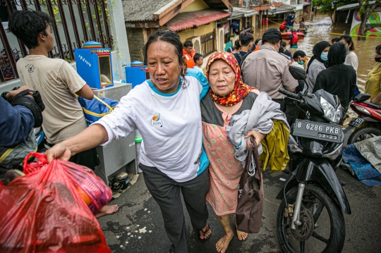 Evakuasi Lansia hingga Anak-Anak Terjebak Banjir di Rawa Jati