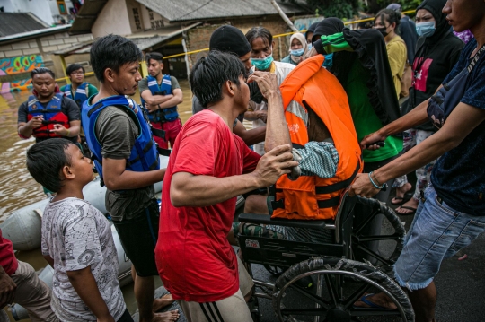 Evakuasi Lansia hingga Anak-Anak Terjebak Banjir di Rawa Jati