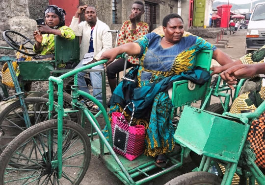 Semangat Kurir Disabilitas Bersepeda Roda Tiga di Kongo