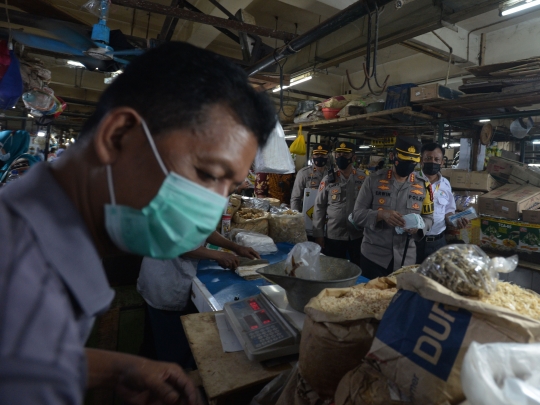 Bagi-Bagi Masker di Pasar Palmeriam