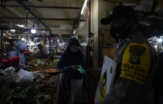 Bagi-Bagi Masker di Pasar Palmeriam