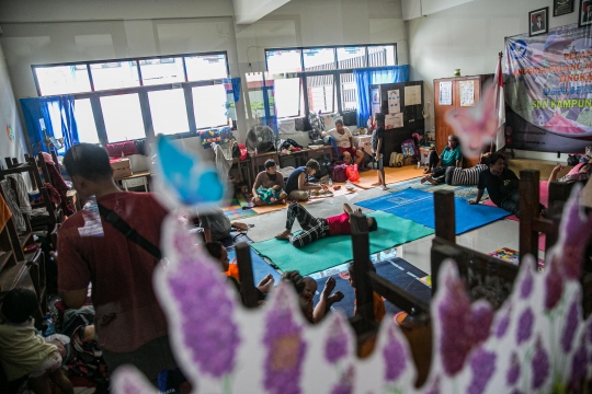 Korban Banjir Kampung Melayu Mengungsi di Gedung Sekolah