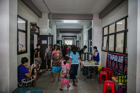 Korban Banjir Kampung Melayu Mengungsi di Gedung Sekolah