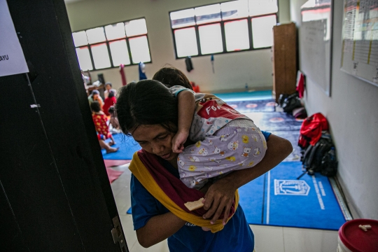 Korban Banjir Kampung Melayu Mengungsi di Gedung Sekolah