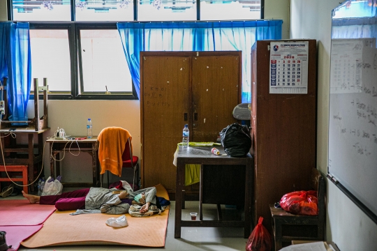 Korban Banjir Kampung Melayu Mengungsi di Gedung Sekolah