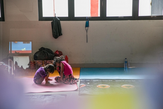 Korban Banjir Kampung Melayu Mengungsi di Gedung Sekolah