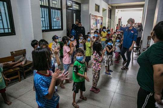 Menghibur Anak-Anak Korban Banjir Kampung Melayu