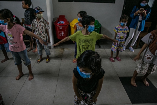 Menghibur Anak-Anak Korban Banjir Kampung Melayu