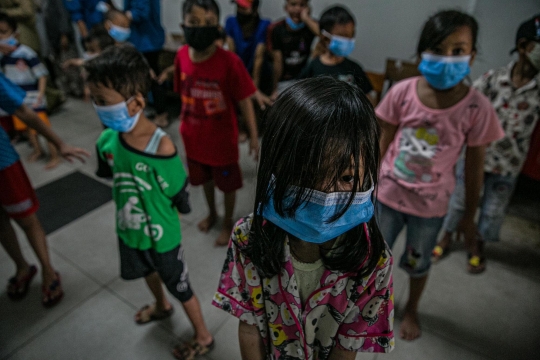 Menghibur Anak-Anak Korban Banjir Kampung Melayu