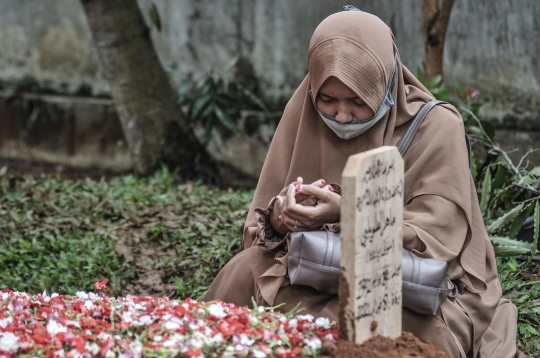 Isak Tangis Keluarga Iringi Pemakaman Ustaz Maaher