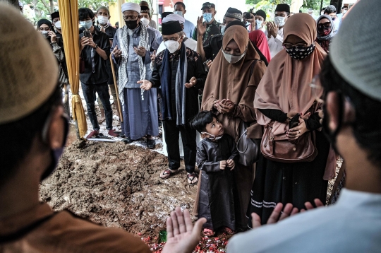 Isak Tangis Keluarga Iringi Pemakaman Ustaz Maaher