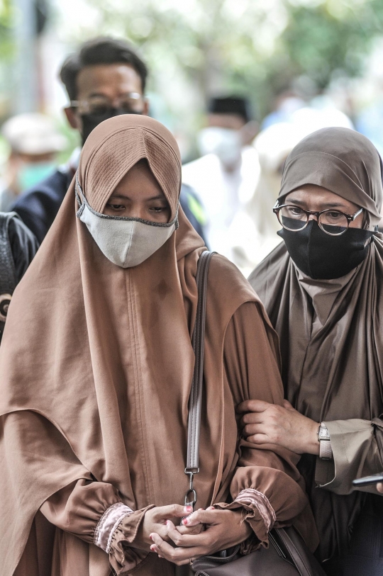 Isak Tangis Keluarga Iringi Pemakaman Ustaz Maaher