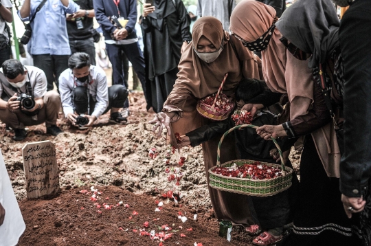 Isak Tangis Keluarga Iringi Pemakaman Ustaz Maaher