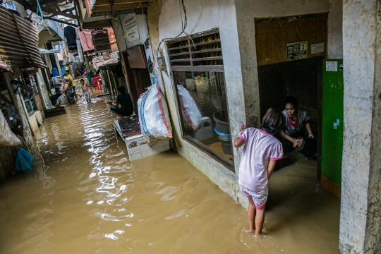 Bersih-Bersih Sisa Banjir Kampung Melayu