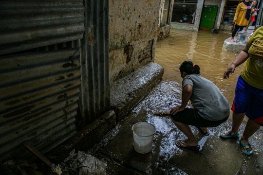 Bersih-Bersih Sisa Banjir Kampung Melayu