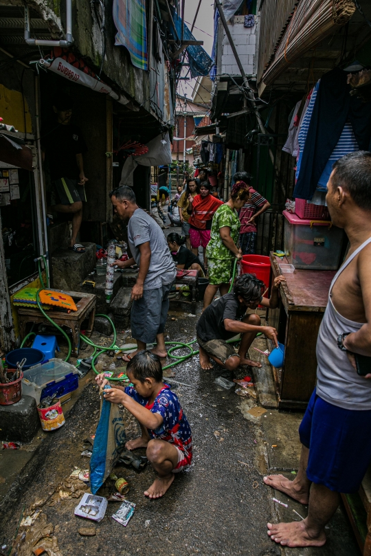 Bersih-Bersih Sisa Banjir Kampung Melayu