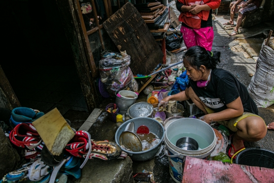 Bersih-Bersih Sisa Banjir Kampung Melayu