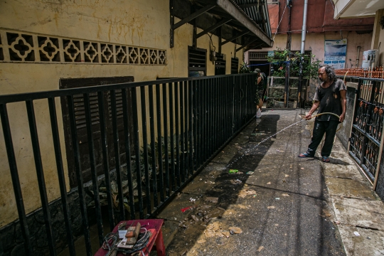 Bersih-Bersih Sisa Banjir Kampung Melayu