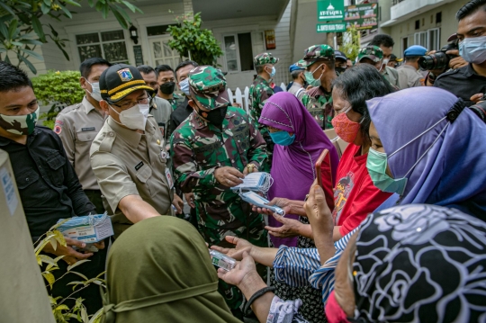 Kapolda Metro Jaya dan Pangdam Jayakarta Bagikan Masker ke Warga Sunter