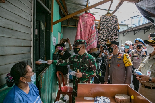 Kapolda Metro Jaya dan Pangdam Jayakarta Bagikan Masker ke Warga Sunter