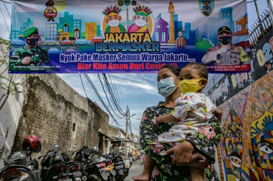 Kapolda Metro Jaya dan Pangdam Jayakarta Bagikan Masker ke Warga Sunter