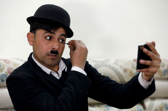 Pandemi Mengubah Pria Ini Jadi 'Charlie Chaplin'