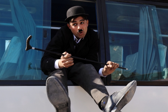 Pandemi Mengubah Pria Ini Jadi 'Charlie Chaplin'