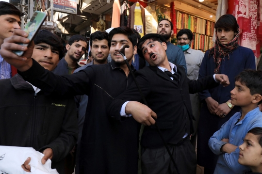 Pandemi Mengubah Pria Ini Jadi 'Charlie Chaplin'