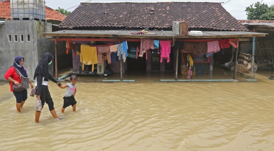 Banjir Seatap Rumah Rendam Desa Karangligar di Karawang
