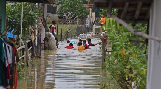 Banjir Seatap Rumah Rendam Desa Karangligar di Karawang