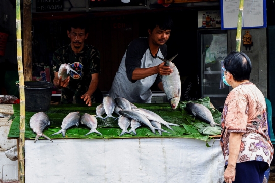 Jelang Imlek, Pedagang Bandeng Bermunculan di Pinggir Jalan