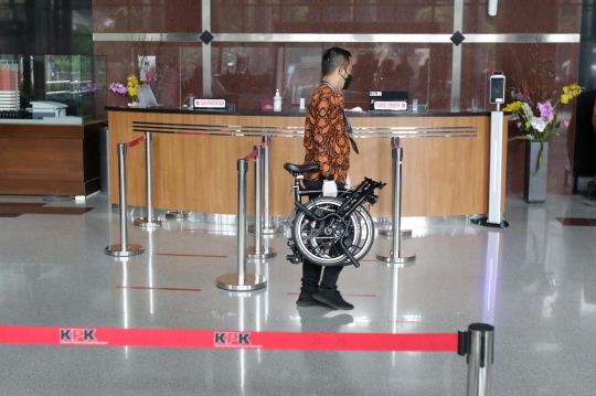 Barang Bukti 2 Brompton yang Diterima KPK Terkait Suap Dana Bansos