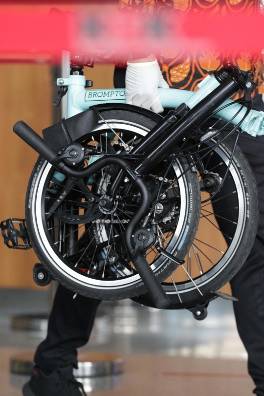 Barang Bukti 2 Brompton yang Diterima KPK Terkait Suap Dana Bansos