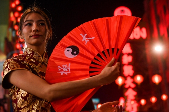 Pose Gadis-Gadis Cantik Thailand di Malam Imlek