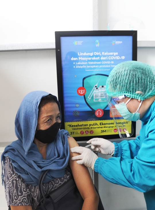 Pemberian Vaksin Covid-19 bagi Tenaga Kesehatan Lansia di Puskesmas