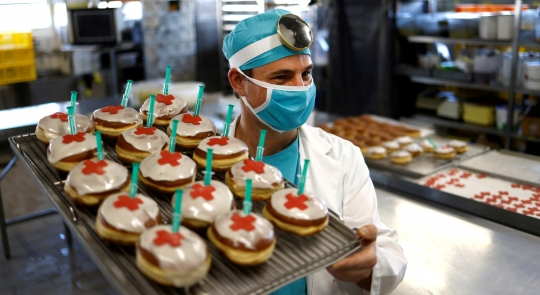 Uniknya Donat Suntik Vaksin Covid-19 di Toko Roti Jerman